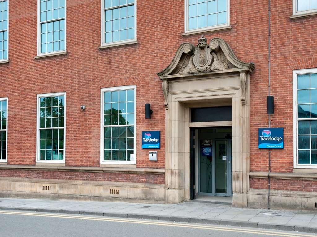 Travelodge Chester Central Bagian luar foto